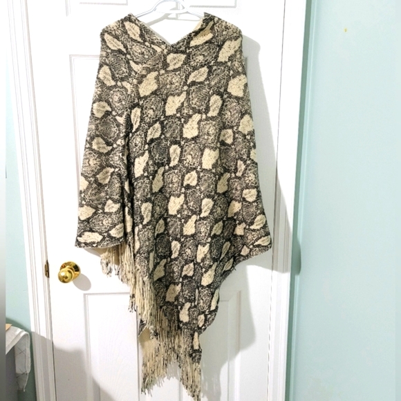 Do Everything In Love Women's Snakeskin Print Fringe Poncho One Size - Picture 1 of 11